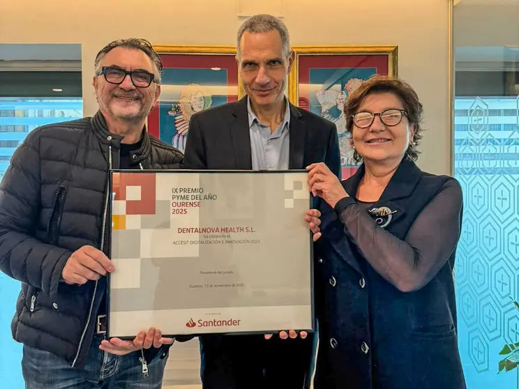 251118 Premio Pyme Ourense 2025_Dentalnova, Antonio Justo, Diego Babarro Gerente de empresas Banco Santander, Mar&iacute;a Jes&uacute;s Villar