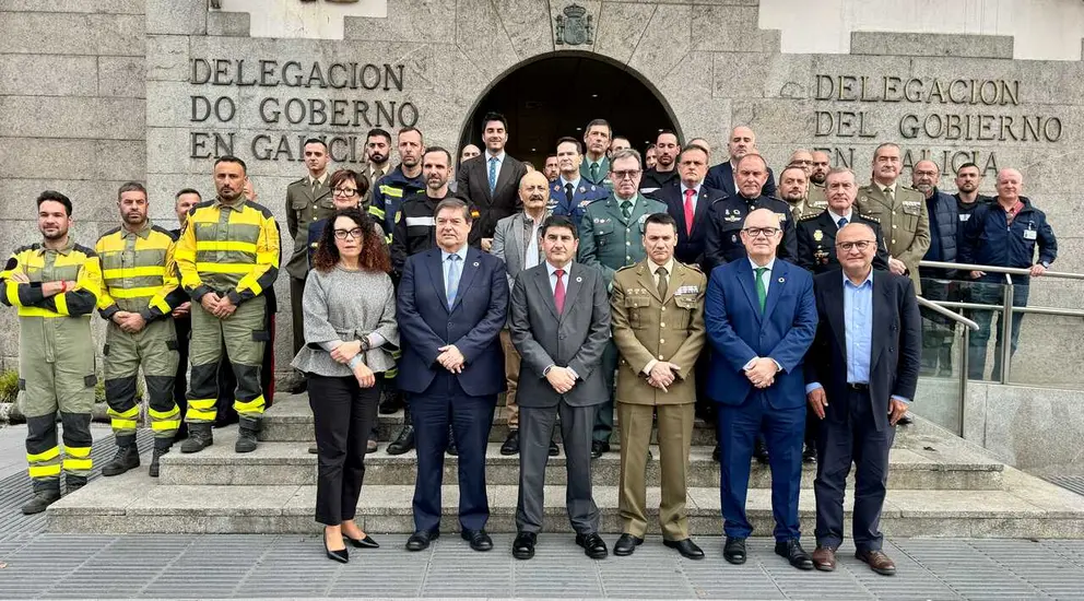 Autoridades e efectivos participan no acto de homenaxe polos lumes do ver&aacute;n.