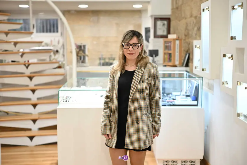 Esther G&oacute;mez, en su tienda de Pato Joyeros de Ver&iacute;n. | FOTO: Noelia Caseiro.