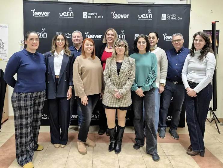 La nueva directiva, al completo, de la Asociaci&oacute;n de Empresarias y Empresarios de Ver&iacute;n.