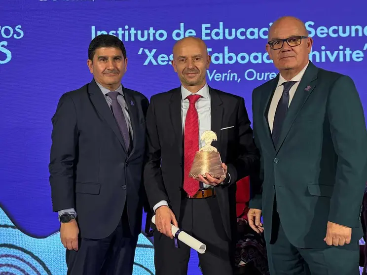 Pedro Blanco, delegado do Goberno en Galicia, con C&eacute;sar S&aacute;nchez, director do IES verinense, e Eladio Santos, subdelegado do Goberno en Ourense.