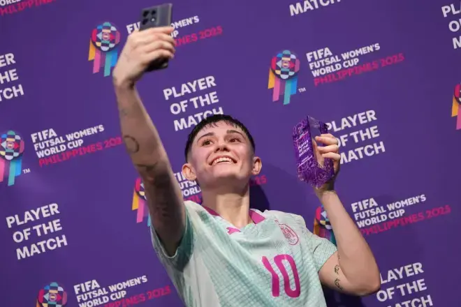 La lazana Ant&iacute;a P&eacute;rez haci&eacute;ndose un selfie tras ser declarada mejor jugadora del choque contra Colombia. | FOTO: RFEF