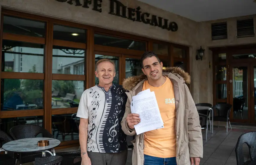 Roi sostiene la sentencia que lo absuelve de tr&aacute;fico de drogas, al lado de su padre Miguel, de cafeter&iacute;a Meigallo. | M. A.