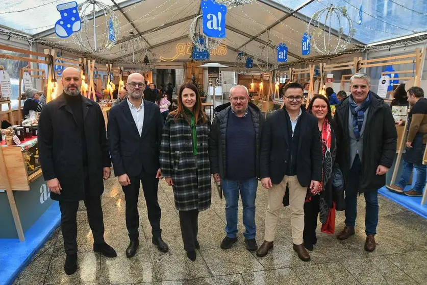 Autoridades presentes na inauguraci&oacute;n da segunda edici&oacute;n de Ribadavia, artesan&iacute;a, saber e sabor.