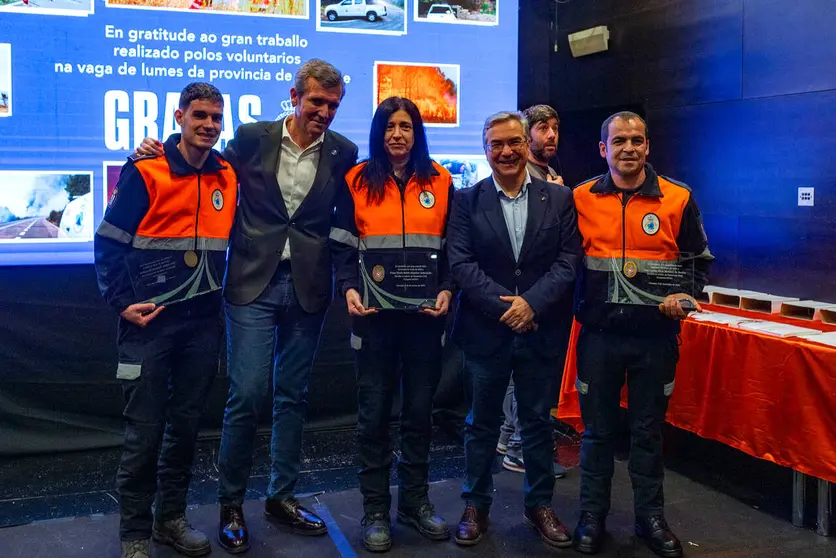 Los tres voluntarios de la Agrupaci&oacute;n verinense, con el presidente de la Xunta, Alfonso Rueda, y el presidente de la Deputaci&oacute;n de Ourense, Luis Menor.