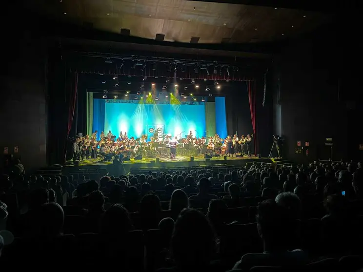 La banda verinense llen&oacute; el auditorio de la capital ourensana este domingo.