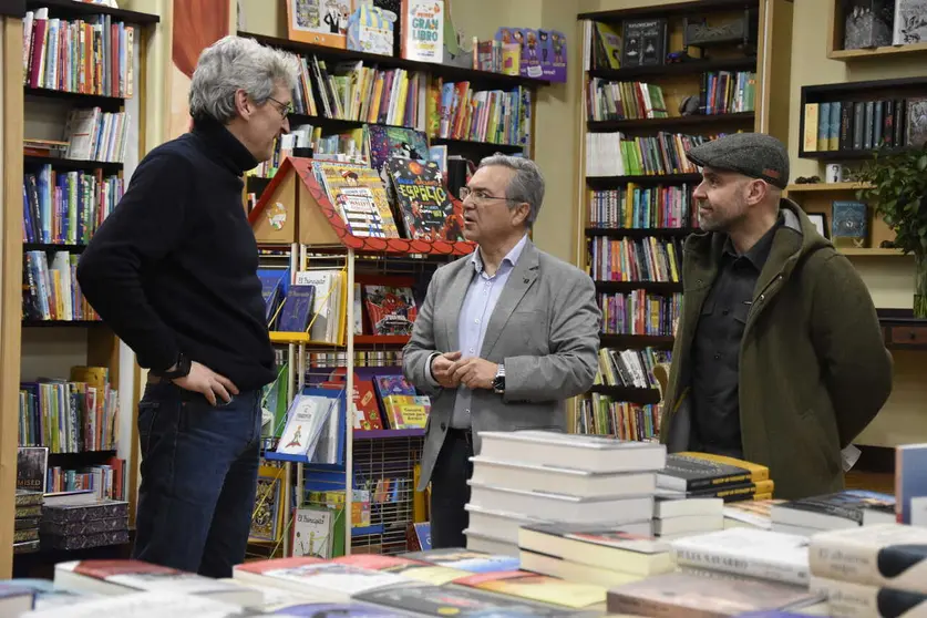 Luis Menor visitou a librar&iacute;a Eixo.