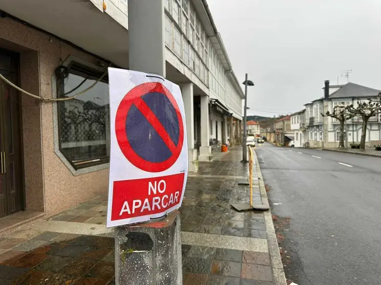 Los vecinos ya no pueden estacionar en la v&iacute;a principal de O Ri&oacute;s. | FOTO: Noelia Caseiro.
