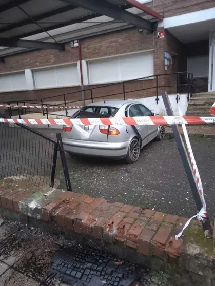 El Seat Le&oacute;n volo por encima del muro perimetral del IES Garc&iacute;a Barb&oacute;n.