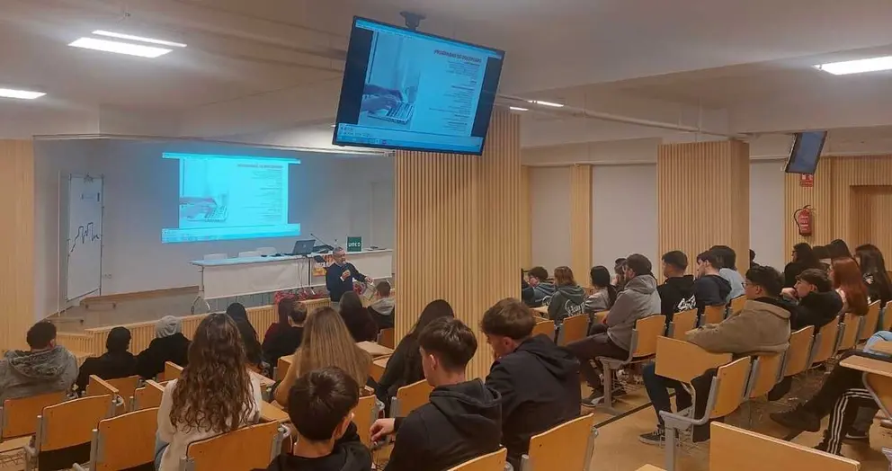 Encuentro informativo de la UNED con el alumnado del IES Garc&iacute;a Barb&oacute;n de Ver&iacute;n.