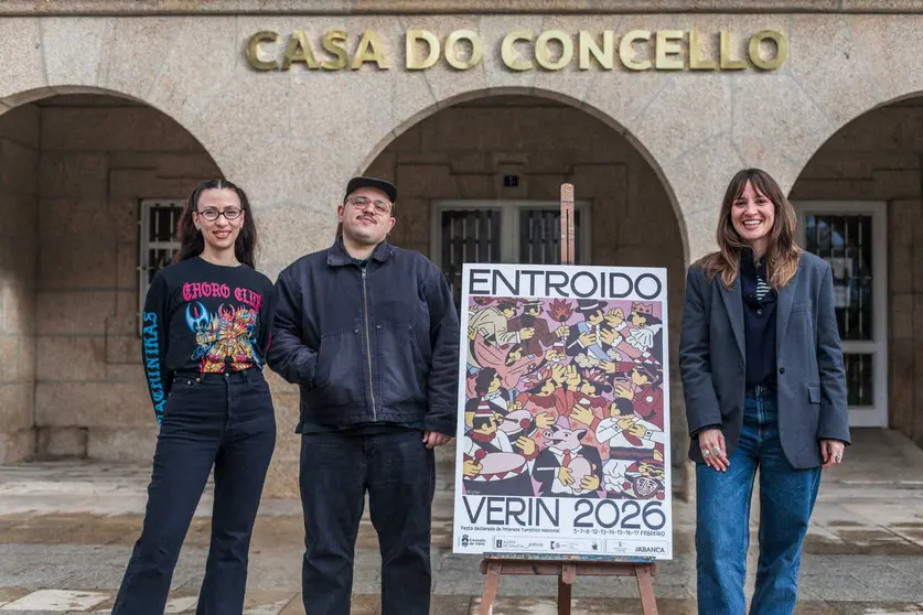 Samanta Barreira xunto a Pruden e La Lomo, autores do cartel que representar&aacute; o Entroido este ano.