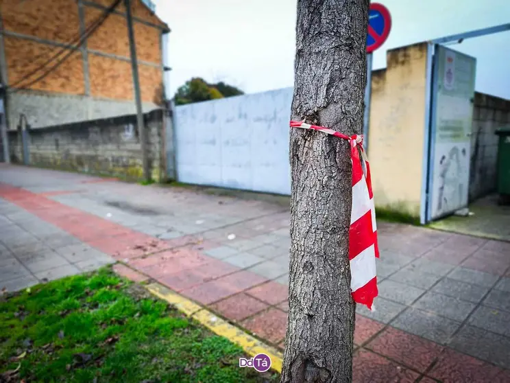La polic&iacute;a acordon&oacute; la zona para que los sanitarios intentasen reanimar al nonagenario. | FOTO: Anabel G. Sim&oacute;n.