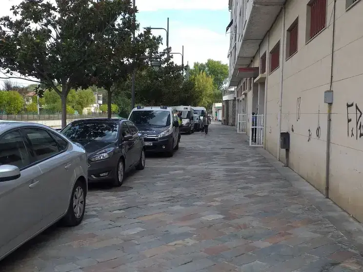 Efectivos policiales durante el registro de 2019 donde se hallaron miles de prendas y grandes sumas de efectivo. Foto: Xos&eacute; Lois Colmenero.