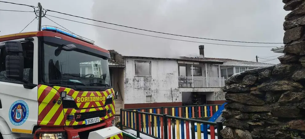 El operativo de emergencia desplegado en Ri&oacute;s tras afectar las llamas a los tejados de dos casas anexas.
