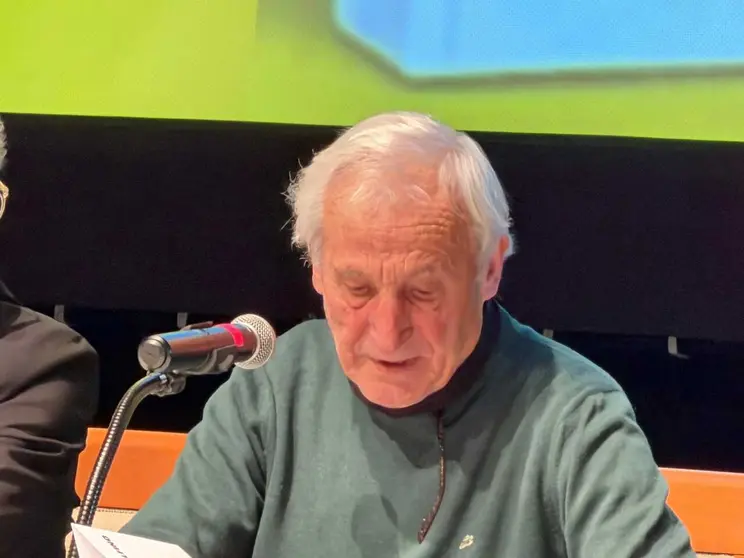 A Jos&eacute; Ram&oacute;n Gonz&aacute;lez Sola "Fanf&aacute;n" le cost&oacute; lo suyo -por la emoci&oacute;n- concluir la lectura de los pocos folios en los que hab&iacute;a recogido su agradecimiento. | FOTO: Jorge God&aacute;s.