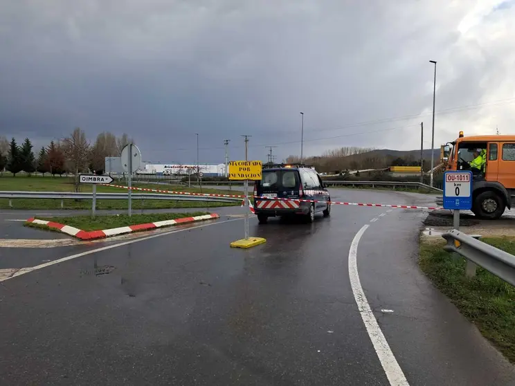El corte de la OU-1011 comienza en el entronque con la N-532, en Queiz&aacute;s.