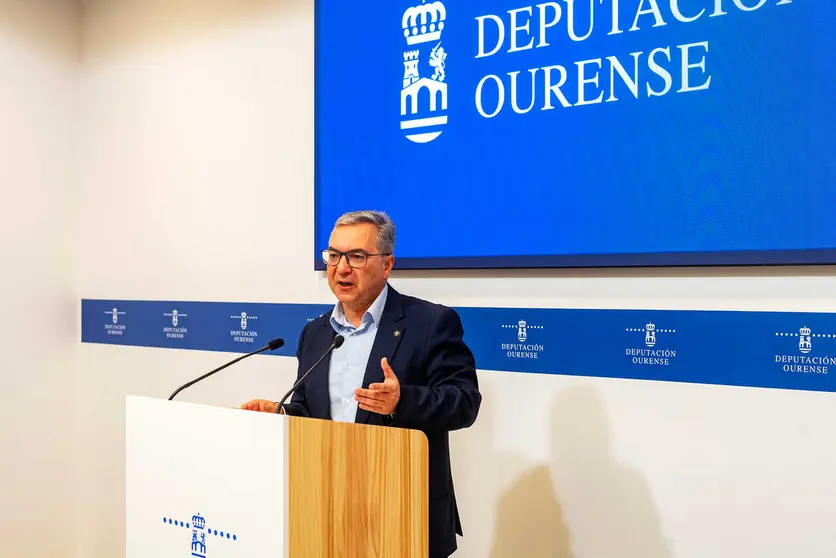 O presidente provincial, Luis Menor, ofrece unha rolda de prensa para dar conta dos asuntos aprobados na sesi&oacute;n ordinaria semanal da Xunta de Goberno.