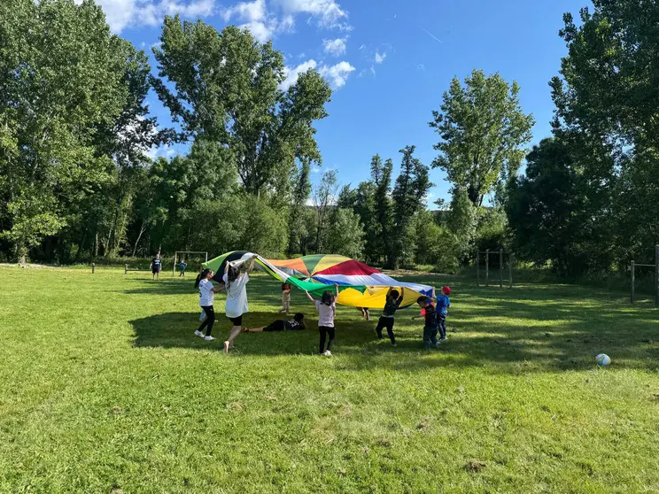 Usuarios y profesionales disfrutan participando activamente en las m&uacute;ltiples din&aacute;micas al aire libre organizadas por la entidad comarcal.