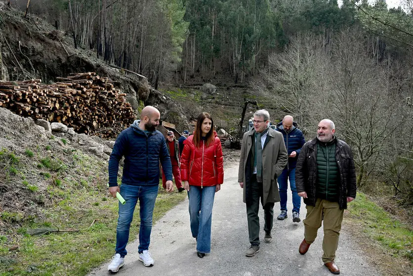 Mar&iacute;a Jos&eacute; G&oacute;mez supervisando os terreos da comunidade de montes en Barroso, Avi&oacute;n.