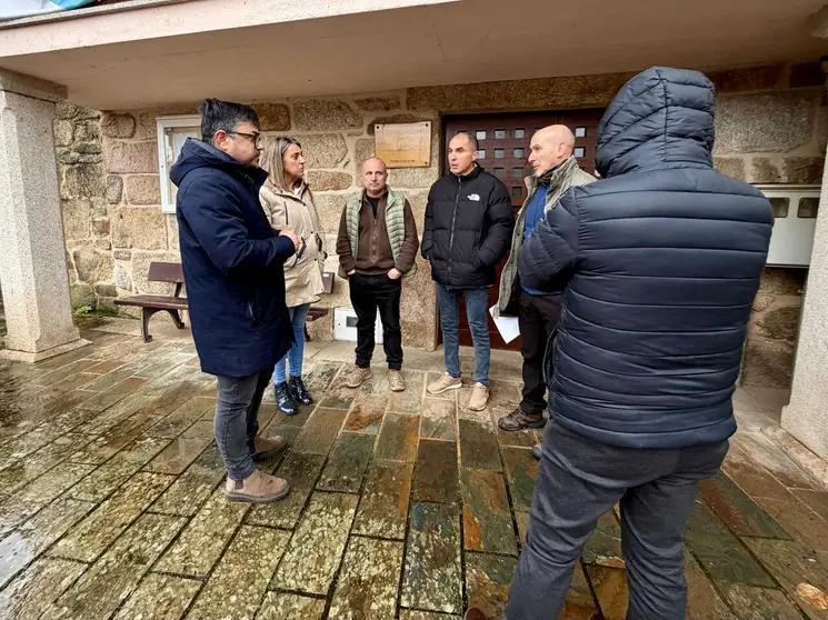 V&iacute;ctor Baladr&oacute;n e varios membros do Partido Popular conversan con representantes veci&ntilde;ais en Tintores.