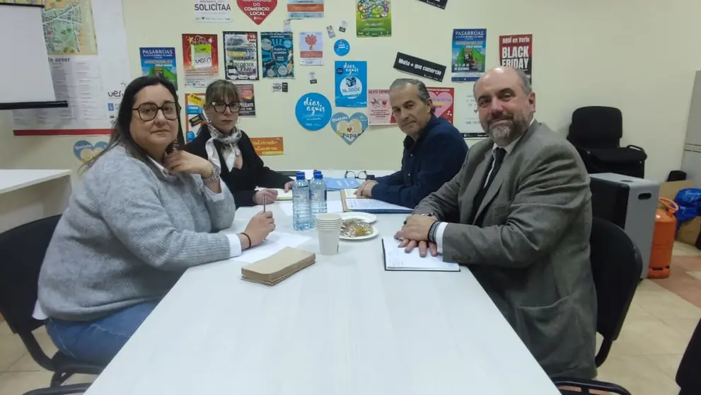 Os representantes da patronal ourens&aacute; xunto &aacute; directiva de AEVER durante o seu encontro na sede da vila verinesa.