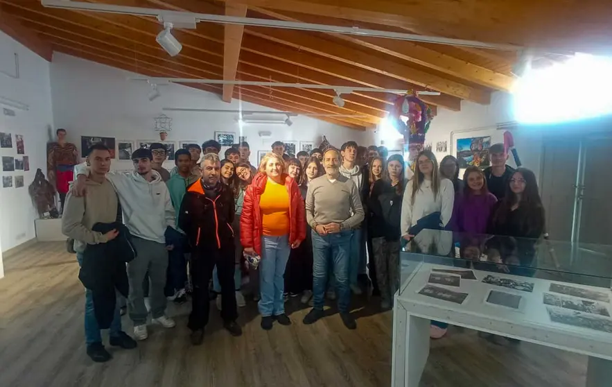 Os mozos locais e estranxeiros descubrindo a maxia e os elementos m&aacute;is representativos do Entrudio de Viana na Sala de Exposici&oacute;ns municipal.