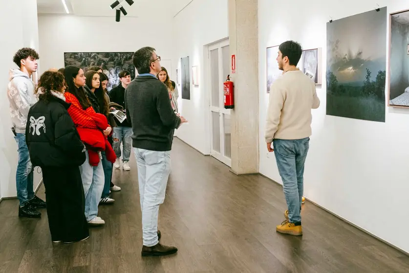 A Sala de Exposici&oacute;ns Municipal acolleu as did&aacute;cticas xornadas formativas onde os estudantes da nosa vila puideron dialogar directamente co creador da mostra.