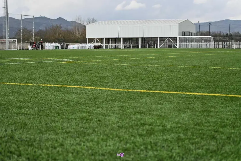 Imagen general del renovado c&eacute;sped sint&eacute;tico del polideportivo de A Granxa, que este fin de semana volvi&oacute; a acoger encuentros deportivos con absoluta normalidad. | Fotos: Noelia Caseiro.