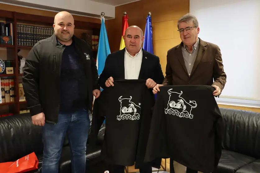 O alcalde de Laza, Jos&eacute; Ram&oacute;n Barreal, e o delegado territorial da Xunta, Manuel Pardo, soste&ntilde;en unhas camisolas do colectivo Motoros tras a s&uacute;a xuntanza institucional.