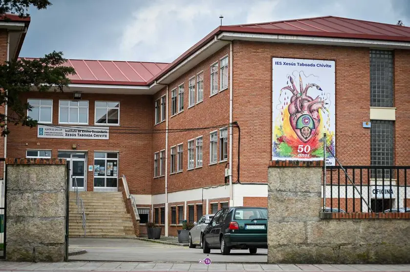 La fachada principal del IES Xes&uacute;s Taboada Chivite luce el nuevo cartel conmemorativo dise&ntilde;ado para celebrar su 50&ordm; aniversario en la villa de Ver&iacute;n. | Foto: Noelia Caseiro.