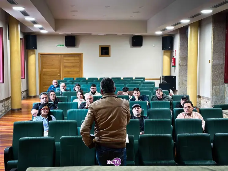 Alrededor de una veintena de hosteleros y hosteleras acudieron a la llamada de Alberto Prieto. | FOTO: Anabel G. Sim&oacute;n.