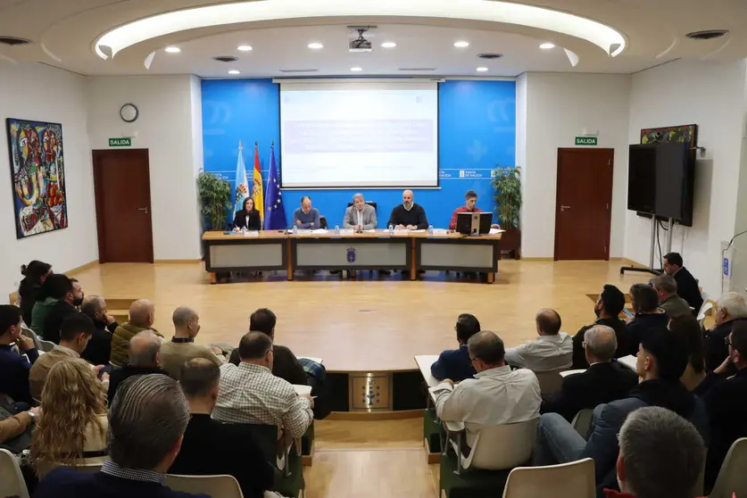 O delegado territorial da Xunta de Galicia, Manuel Pardo, dirixe a reuni&oacute;n de traballo cos alcaldes e os responsables de Seaga na cidade de Ourense.