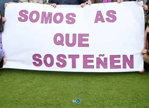 Pancarta reivindicativa cun lema que destaca o papel fundamental das mulleres, amosada no marco das mobilizaci&oacute;ns polo D&iacute;a Internacional da Muller.