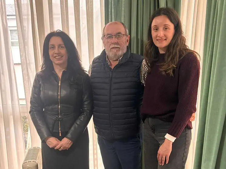 Representantes de la Asociaci&oacute;n Espa&ntilde;ola Contra el C&aacute;ncer y el alcalde de A Gudi&ntilde;a durante la reuni&oacute;n de trabajo celebrada en el municipio.