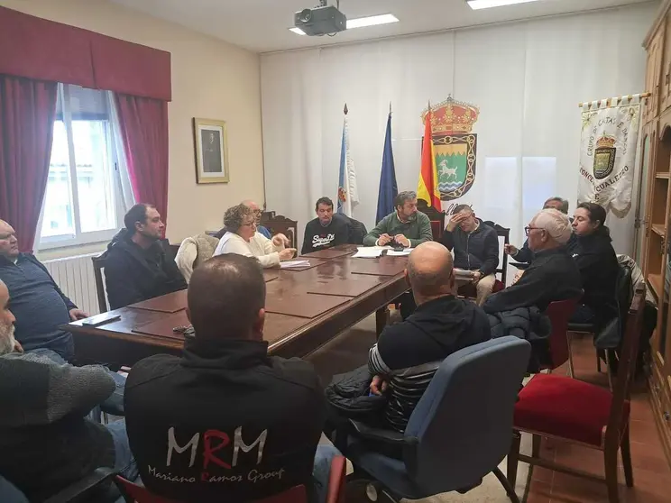 Representantes municipales, t&eacute;cnicos de la Diputaci&oacute;n y vecinos de Baldriz durante la reuni&oacute;n mantenida este martes en el Concello de Cualedro.