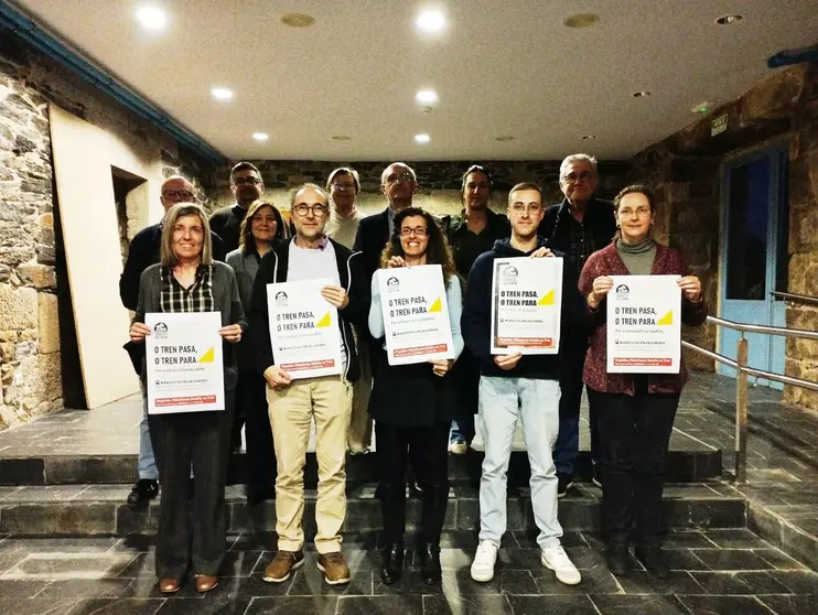 La delegaci&oacute;n del PP de Ourense junto a miembros de la plataforma Dereito ao Tren.