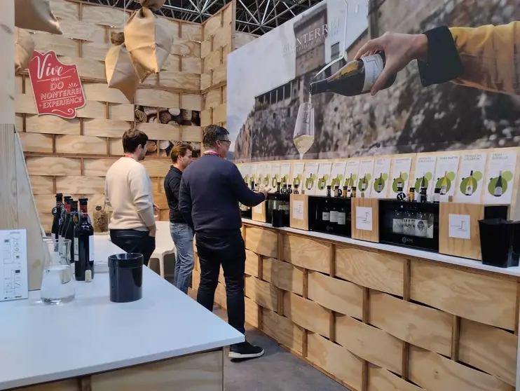 Representantes y profesionales durante la sesi&oacute;n de cata en el espacio de la D.O. Monterrei en una edici&oacute;n anterior de la feria Prowein.