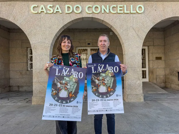 Los concejales Manuel Lorenzo y Samanta Barreira durante la presentaci&oacute;n oficial del cartel del L&aacute;zaro 2026.