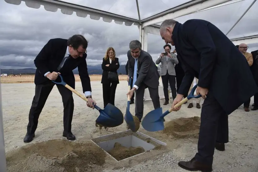 Autoridades locales y el Ministro de Econom&iacute;a durante la ceremonia de la primera piedra en Chaves.