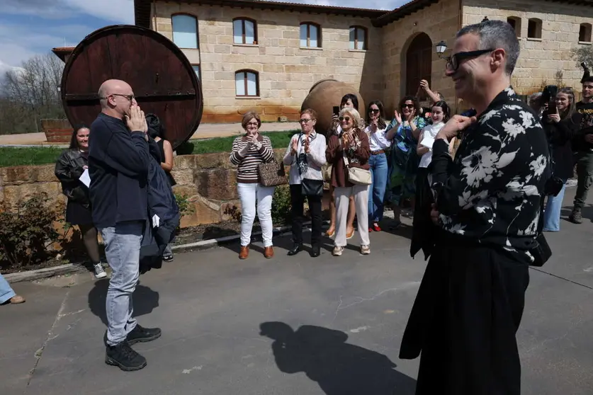 Uno de los protagonistas, (nombre), al recibir la sorpresa durante la jornada celebrada en Castrelo do Val.