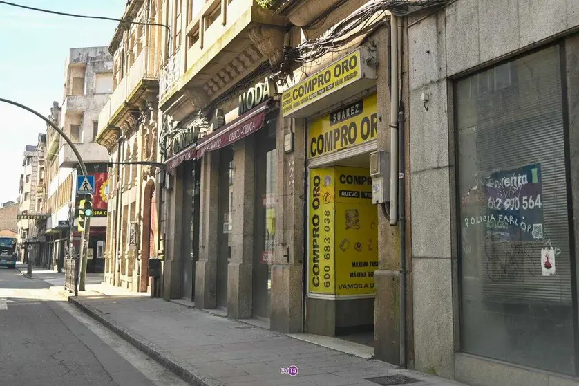 El paquete fue recogido en el establecimiento "Compro Oro" de la avenida Luis Espada de Ver&iacute;n. | FOTO: Noelia Caseiro.