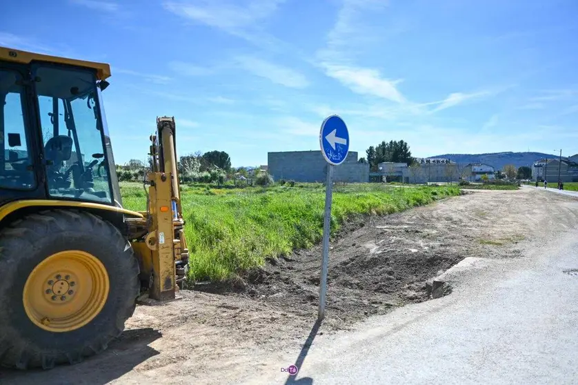 El vial de acceso al auditorio llevar&aacute; parejo un aparcamiento para 200 veh&iacute;culos y una rotonda que conectar&aacute; con el paseo a Fontenova. | FOTO: Noelia Caseiro.