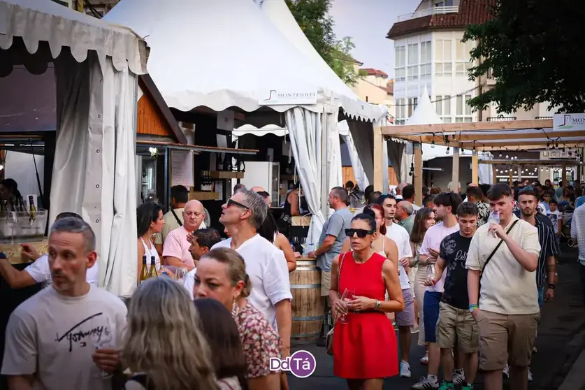 Una multitud de asistentes abarrota la Feira do Vi&ntilde;o de Monterrei durante la pasada edici&oacute;n en la localidad de Ver&iacute;n. | Foto: Anabel G. Sim&oacute;n.