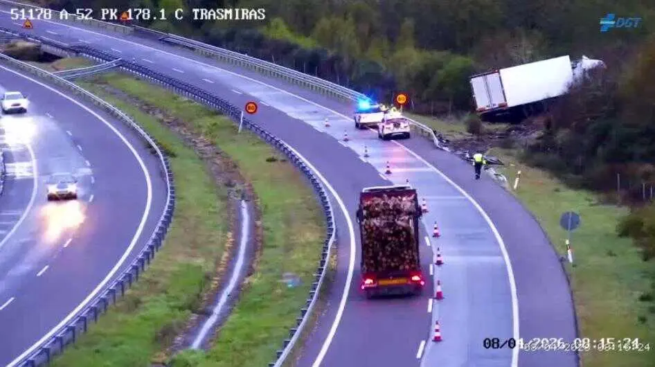 Imagen de las c&aacute;maras de la DGT que muestra al cami&oacute;n accidentado en el kil&oacute;metro 178 de la autov&iacute;a A-52.