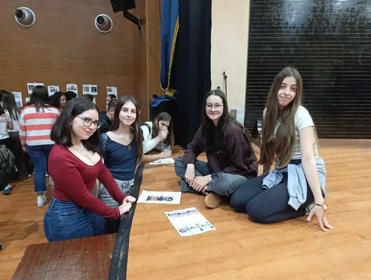 Varias estudiantes de Viana do Bolo trabajan en la elaboraci&oacute;n de productos creativos.