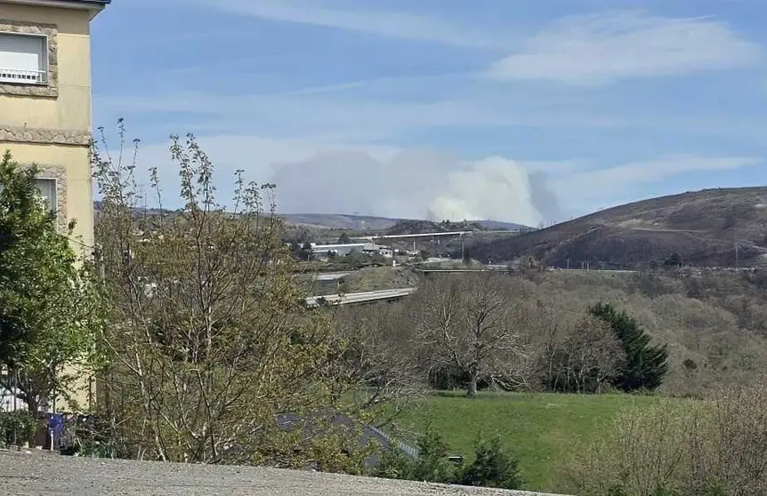 Medios a&eacute;reos y terrestres trabajan en la extinci&oacute;n del incendio en Lubi&aacute;n.