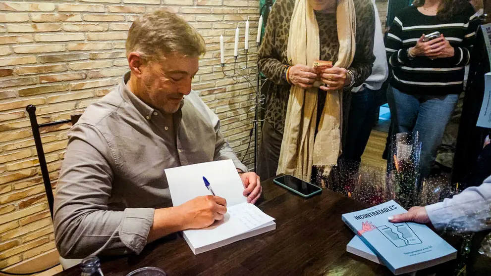 Sixto Arias firmando ejemplares de su libro. | Foto: Xos&eacute; Lois Colmenero.