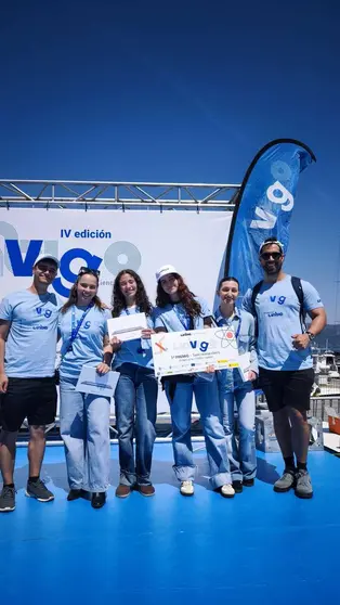 Las alumnas del IES Xes&uacute;s Taboada Chivite de Ver&iacute;n posan con su galard&oacute;n tras vencer en la categor&iacute;a de Bachillerato de CinVigo.