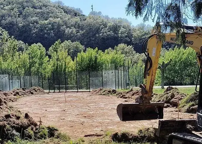 Las obras en la piscina municipal de Viana se centran actualmente en la renovaci&oacute;n del c&eacute;sped y la poda de la vegetaci&oacute;n. | Foto: Somos Comarca.