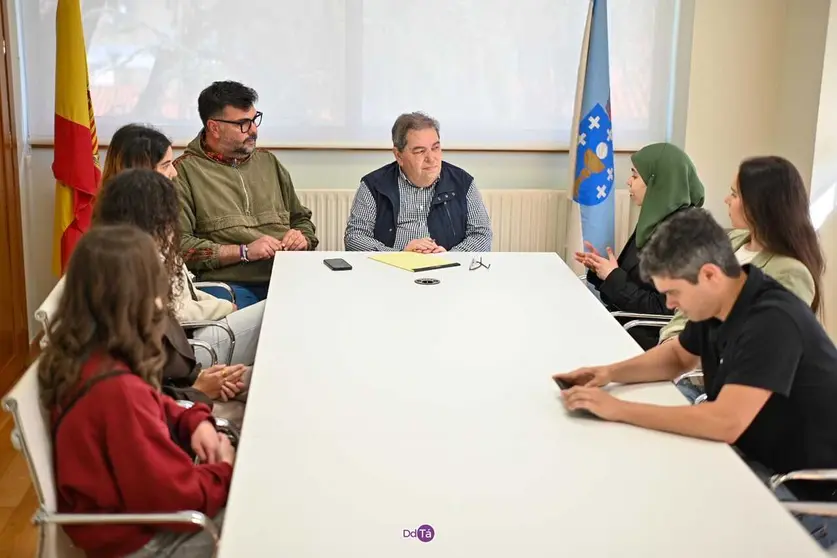 El alcalde Gerardo Seoane y el teniente de alcalde Diego Lourenzo, junto a las cinco alumnas y el docente Pablo Blanco en el consistorio.